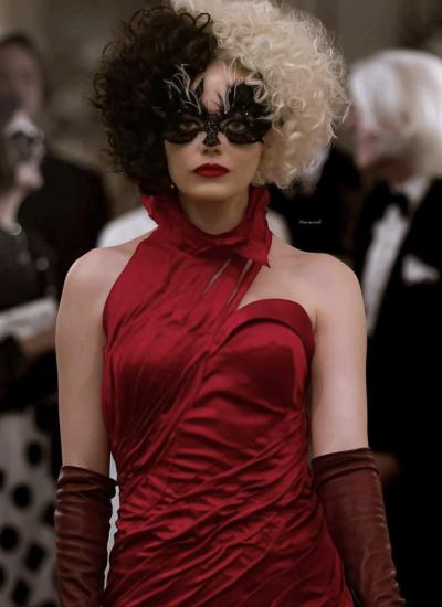 De Vil’s Rebel Red Кадр із фільму «Круелла» (2021): Емма Стоун у червоній сукні з високим коміром, мереживній масці з пір'ям і довгих рукавичках