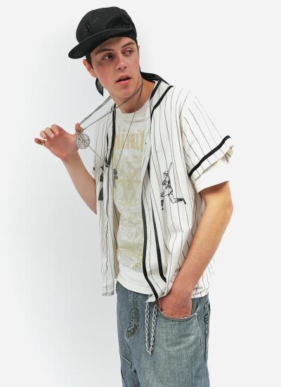 90s Street Rap Icon Крупний план: тримає срібний кулон на ланцюгу, під кепкою чорний дюраг, на джерсі малюнок бейсболіста