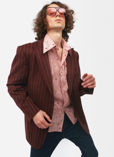 Cherry Stripe Maverick Бордовий піджак чоловічий у тонку смужку з широкими лацканами, рожева сорочка в дрібний ромбик і рожеві окуляри