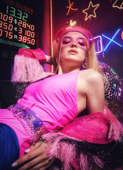 Retro Roller Disco Костюм роллер-диско 80-х: рожеве боді, куртка з рожевою бахромою і мішурою, прозорий пояс з ланцюжком у неоновому світлі