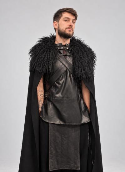 Warden of the North Костюм Джона Сноу на чоловікові: чорний плащ із пишним хутряним коміром і дублет із перехресними ременями