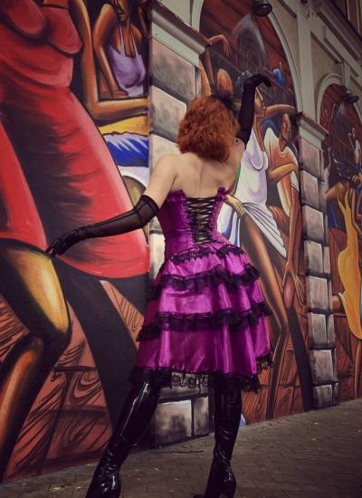 Gothic Amethyst Burlesque Вид ззаду: чорна шнурівка на фіолетовому корсеті, пишна спідниця з мереживними рюшами, довгі прозорі рукавички