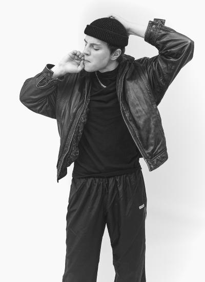 Gulyay-Pole Gopnik Core Чорно-біле фото: рука за головою, цигарка в зубах, ланцюг на водолазці і зім'ята шкіряна куртка