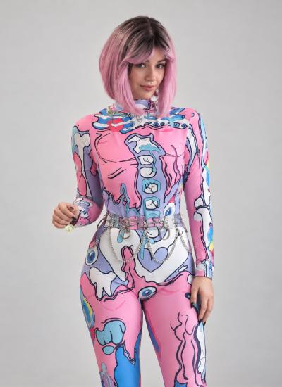 Neon Psychedelic Skeleton Жіночий костюм скелета: рожевий облягальний комбінезон з мультяшними кістками, перука-каре з темним корінням і пояс-ланцюг