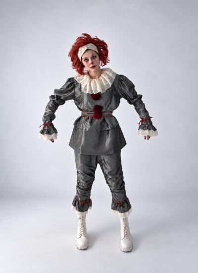Dancing Clown Pennywise · S-M На повний зріст, руки розведені вбоки: кремове жабо, бордові помпони і пояс із червоною тасьмою