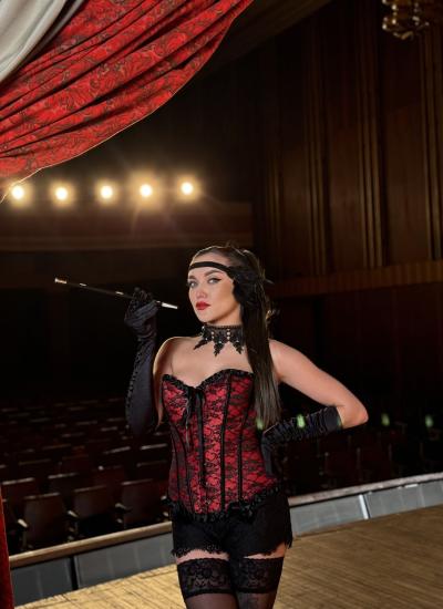 Scarlet Lace & Midnight Stage Бурлеск-образ з мундштуком біля червоної завіси: корсет на прокат, мереживний чокер і пов'язка з пір'ям