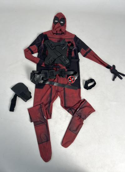 Merc with a Mouth Deadpool Костюм Дедпула для прокату розкладений на підлозі: комбінезон з маскою, портупея, пояс з пряжкою-логотипом, кобура